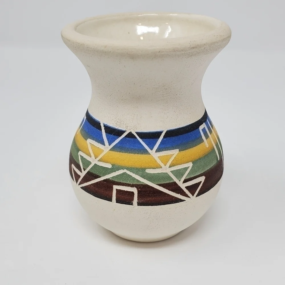 VINTAGE SIOUX POTTERY AND CRAFTS SMALL VASE SIGNED NATIVE SOUTHWEST COLLECTIBLE